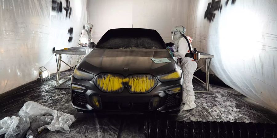 Arbeiter lackieren den BMW X6.