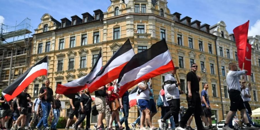 Rechtsextremisten bei einer Demonstration im sächsischen Chemnitz