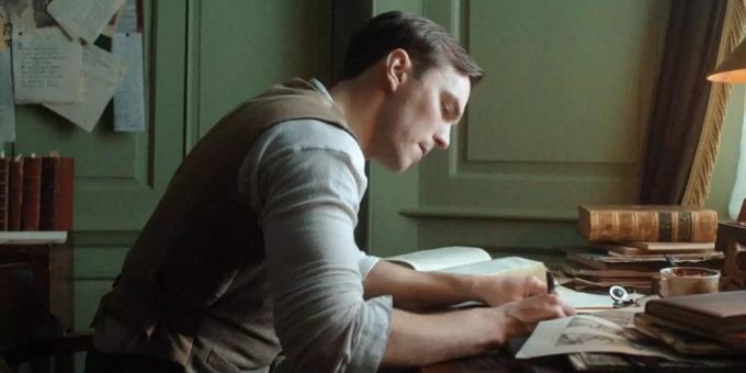 J.R.R. Tolkien (Nicholas Hoult) flüchtet sich in andere Welten. J. R. R. Tolkien