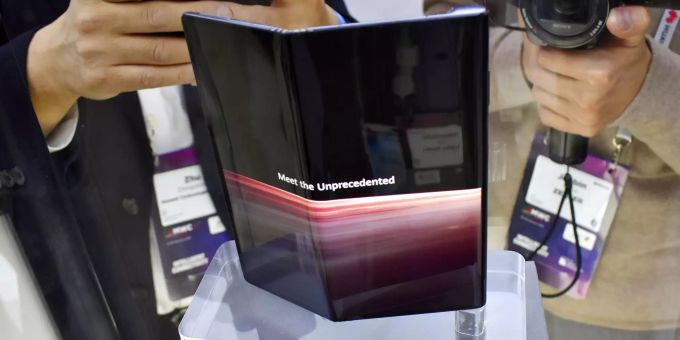 Besucher einer Messe fotografieren das Huawei Mate X. Huawei Mate X