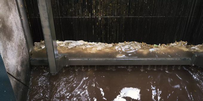 Die mechanische Reinigung im Rechengebäude mit Grobsandfang und Rechenanlage am 05. 07.17 im Klärwerk Werdhölzli in Zürich. Klärwerk