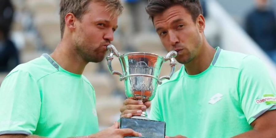 Kevin Krawietz (l) und Andreas Mies hatten die Doppel-Konkurrenz der French Open geweonnen. Foto: Pavel Golovkin/AP