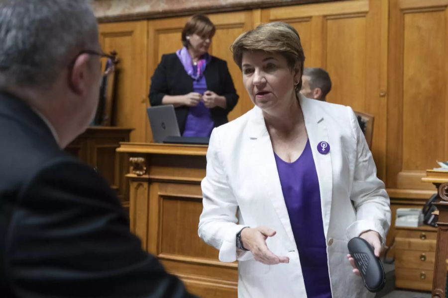 Verteidigungsministerin Viola Amherd bekennt Farbe: Sie erschien am Freitag in der Frauenstreik-Farbe Violett im Parlament.