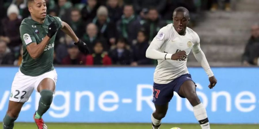 PSG-Stürmer Moussa Diaby (r) wechselt zu Bayer Leverkusen. Foto: Laurent Cipriani/AP