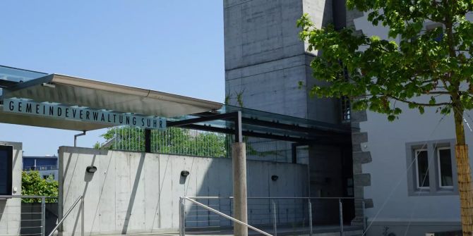 Gemeindeverwaltung Suhr Detail aufnahme mit Eingang