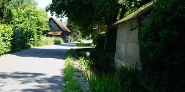 Bachstrasse Strasse entlang des Dorfbachs