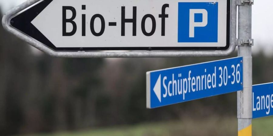 Das Schild weist in die richtige Richtung: In der Schweiz setzt sich das Bauernhofsterben zwar fort, aber die Bio-Kurve weist weiterhin nach oben. (Archivbild)