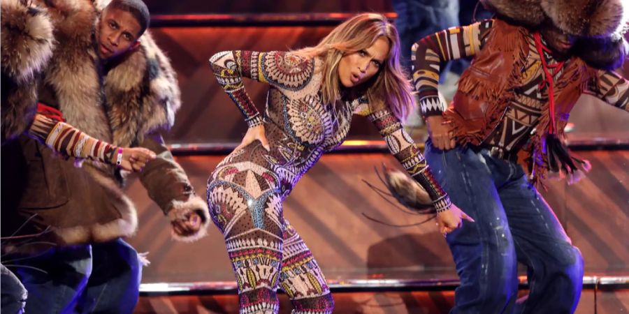 Jennifer Lopez begeistert mit perfekt einstudierten Choreos.