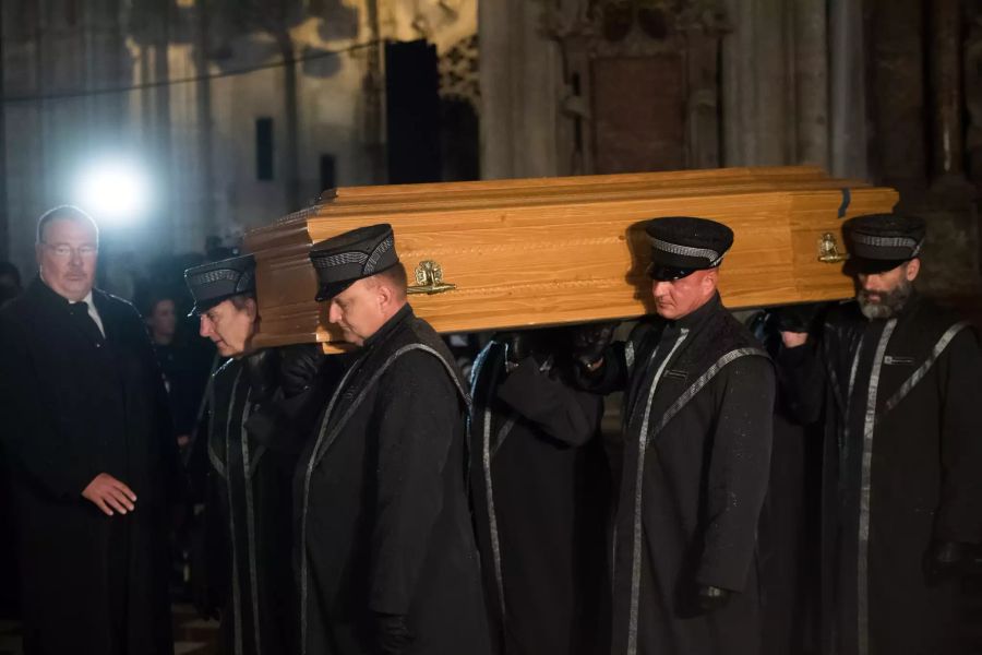 Sargträger trugen die sterblichen Überreste von Lauda in den Wiener Stephansdom.