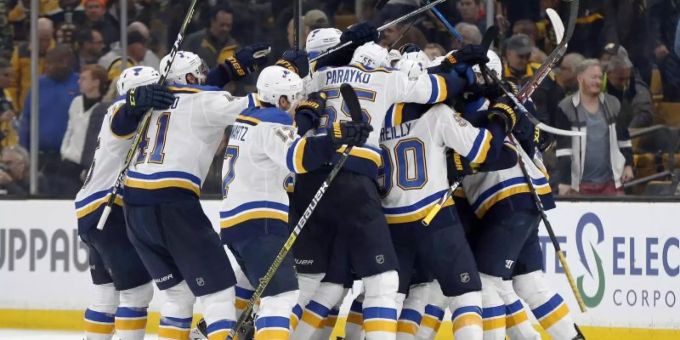 Die Spieler der Blues feiern den Siegtreffer. Foto: Bruce Bennett/Pool, Getty Images/AP Die Spieler der Blues feiern den Siegtreffer. Foto: Bruce Bennett/Pool, Getty Images/AP