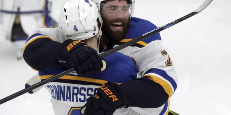 Carl Gunnarsson (Nummer 4) lässt sich nach seinem Siegtreffer für St. Louis feiern