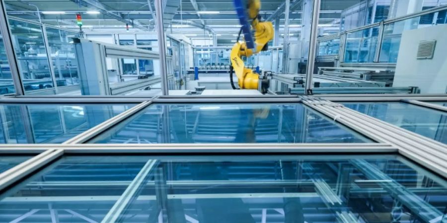 Roboter fertigt Solarmodule