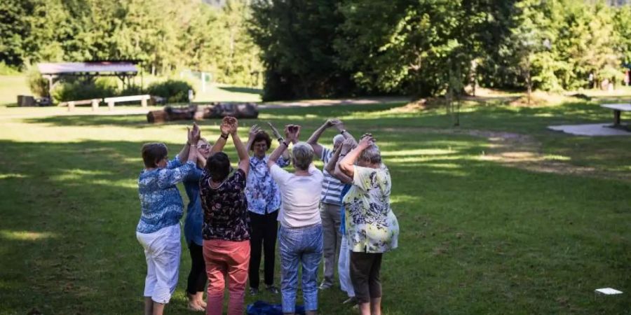 Wer einen Menschen mit Demenz betreut, gelangt oft an seine Grenzen - körperlich und emotional. Spezielle Urlaube wenden sich an Betroffene und ihre Angehörigen. Foto: Christoph Schmidt