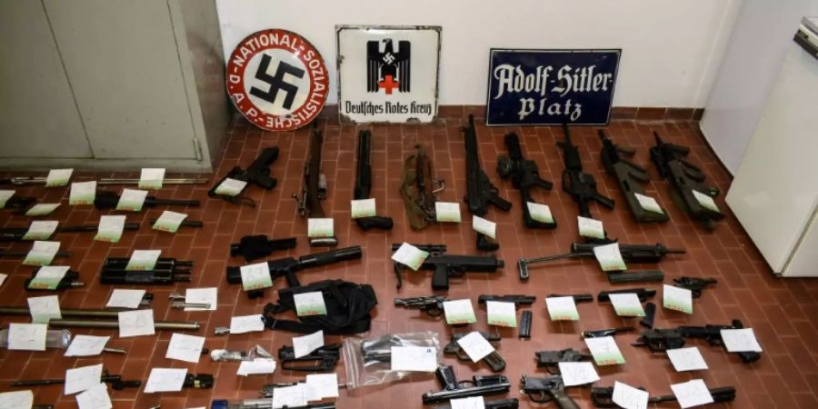 Italienische Polizei findet Waffenarsenal und Nazi-Devotionalien