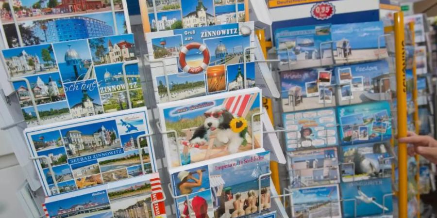 Setzt man die Zahl der versendeten Postkarten ins Verhältnis zur Zahl der Bundesbürger, schickte 2018 im Schnitt jeder Mensch in Deutschland knapp zwei Postkarten los. Foto: Stefan Sauer
