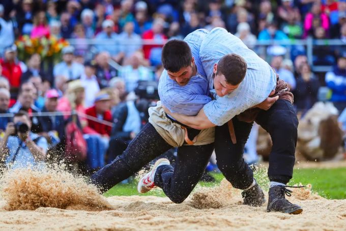 Armon Orlik, rechts, gewinnt den 1. Gang gegen Mike Müllestein an der Schwägalp Schwinget. Schwägalp Schwinget