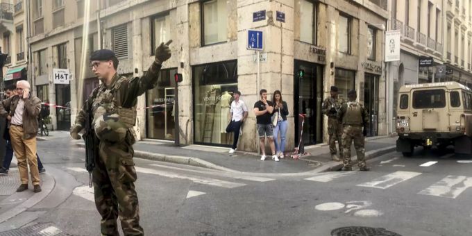 Nach der Explosion in Lyon (F) wurden drei Tatverdächtige verhaftet. Lyon