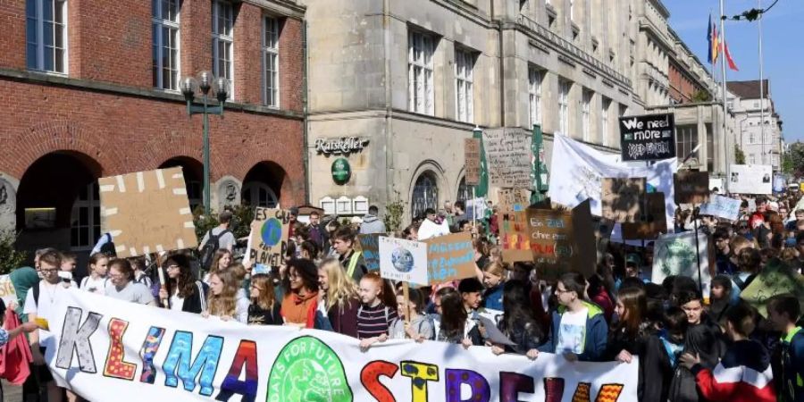 Nicht nur Jugendliche, auch alle Erwachsenen sollen am Generalstreik für den Klimaschutz teilnehmen - nach dem Motto «Auf die Strasse statt ins Büro». Foto: Carsten Rehder