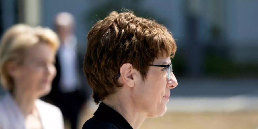 Kramp-Karrenbauer wird vereidigt