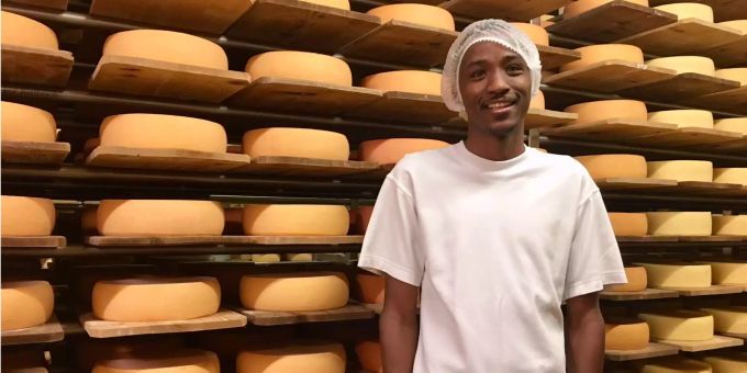 Käse aus Kamelmilch? - Flüchtling macht Praktikum in Engadiner Käserei