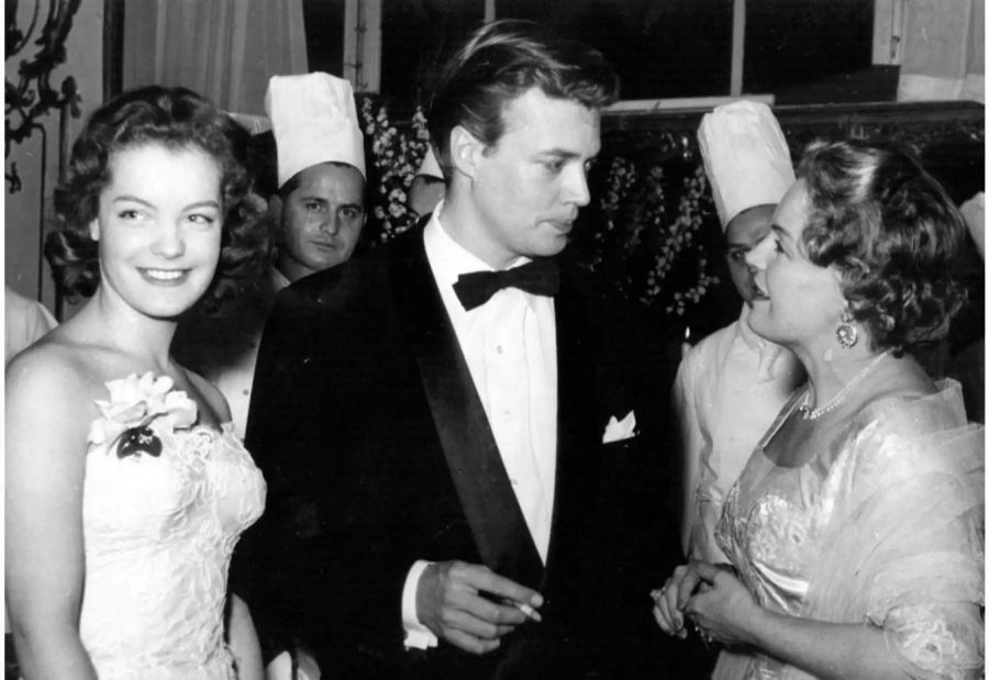 Karlheinz Boehm in München nach der Premiere des ersten Teils von «Sissi» neben Romy Schneider (links) und Romys Mutter Magda Schneider (Aufnahme von 1955).