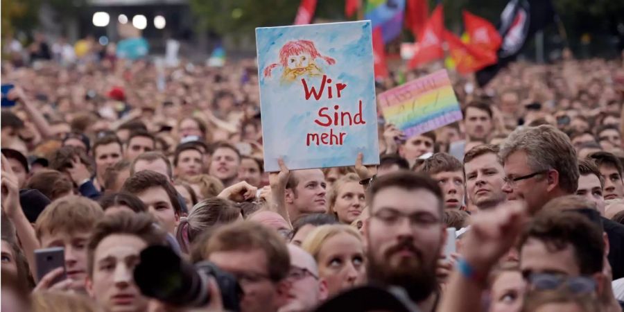 Personen am «#wirsindmehr»-Konzert in Chemnitz.