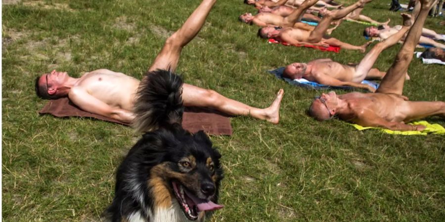 Eine Gruppe nackter Menschen bei einer Yoga-Lektion in Paris.