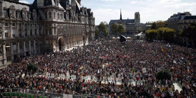 In Paris versammelten sich rund 50'000 Menschen um für einen entschlossenen Kampf gegen den Klimawandel zu protestieren. In Paris versammelten sich rund 50'000 Menschen um für einen entschlossenen Kampf gegen den Klimawandel zu protestieren.