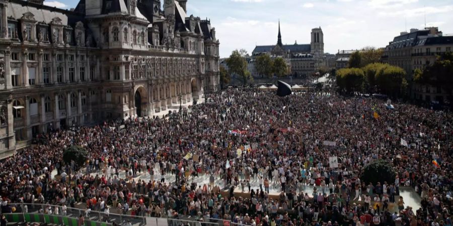 In Paris versammelten sich rund 50'000 Menschen um für einen entschlossenen Kampf gegen den Klimawandel zu protestieren.