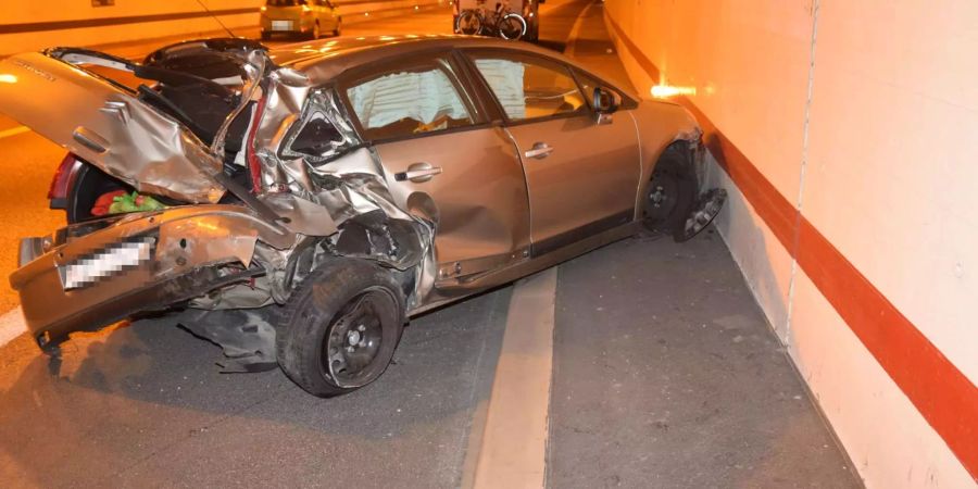 Verunfalltes silbernes Auto mit Totalschaden - zvg Kantonspolizei Solothurn