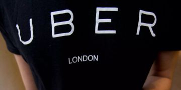Ein Shirt mit der Aufschrift Uber.