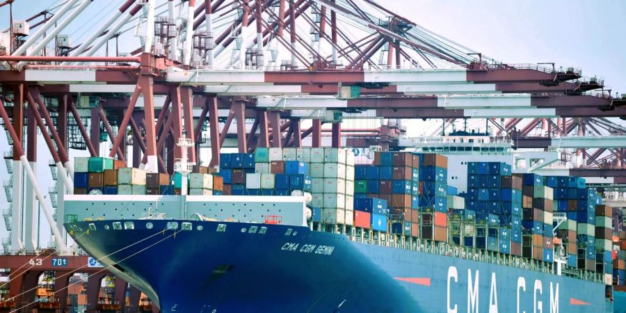 Ein Containerschiff liegt im Hafen von Qingdao.