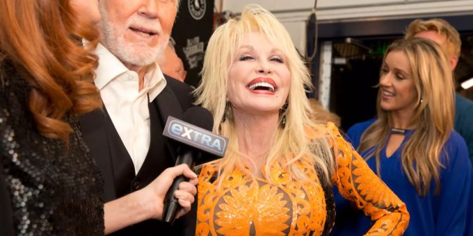 Dolly Parton strahlt beim Anblick ihres neuesten Albums womöglich auch so sehr. Dolly Parton beim Abschiedskonzert von Kenny Rogers.
