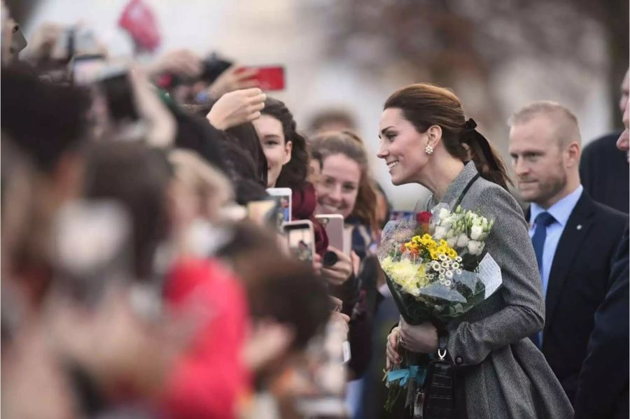 Herzogin Kate stellt sich in Leicester den Fragen der Royal-Fans.