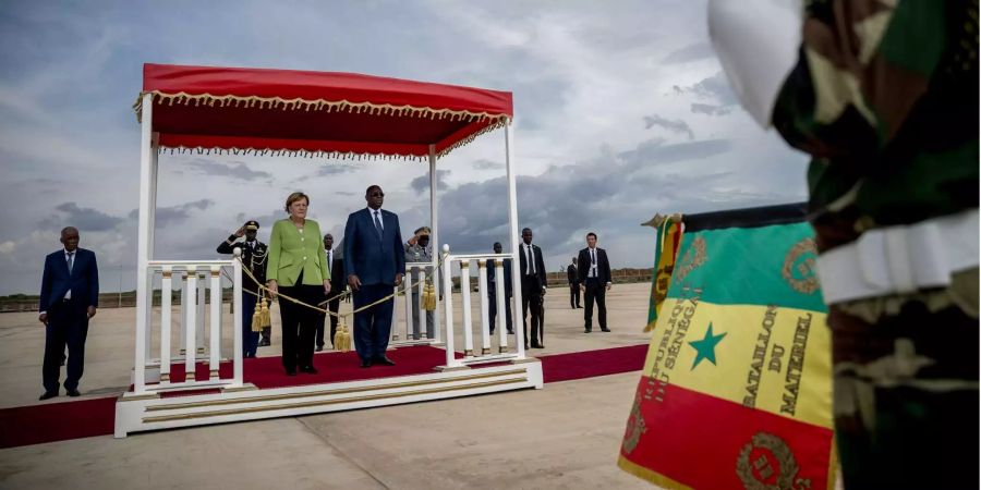 Bundeskanzlerin Angela Merkel wird von Macky Sall, dem Präsidenten der Republik Senegal, am Flughafen begrüsst.