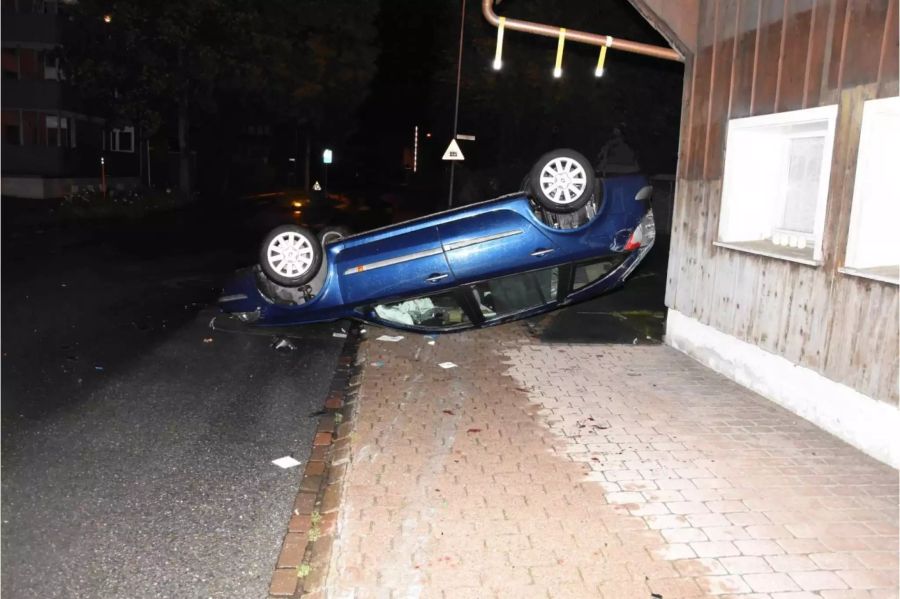Verunfalltes blaues Auto liegt auf dem Dach - zvg Kantonspolizei St. Gallen