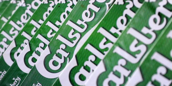 Werbebanden der Brauerei Carlsberg. Werbebanden der Brauerei Carlsberg.