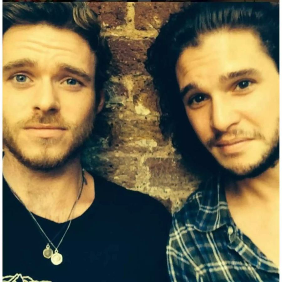 Richard Madden und sein GoT-Schauspielkollege Kit Harrington alias Jon Snow machen zusammen ein Selfie.