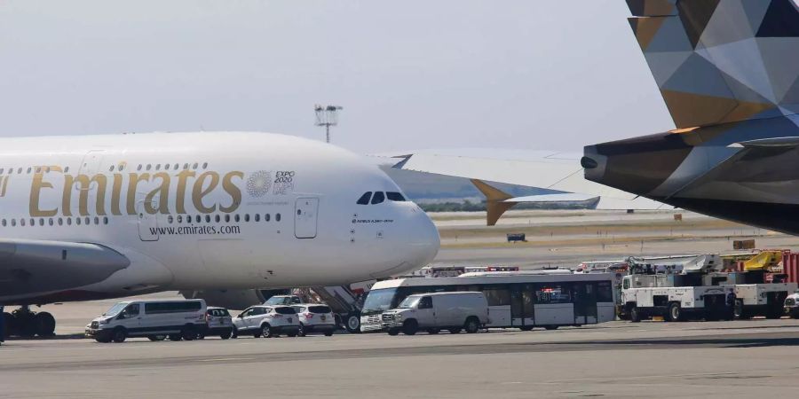 Fahrzeuge des Medizinischen Notfall-Teams versammeln sich vor dem aus Dubai kommenden Emirates-Flugzeug am JFK Airport in New York.