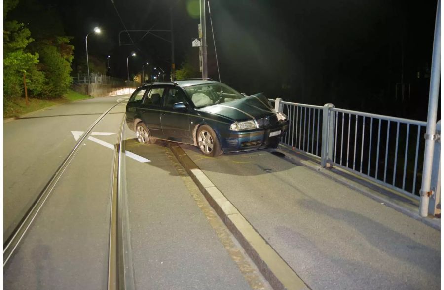 Der Lenker kollidierte auf Höhe Kupferschmiedeweg zuerst mit der Stützmauer. Anschliessend geriet er auf die Gleise der Arosabahn.