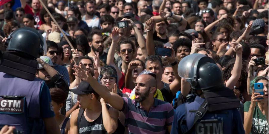 Studenten und Mitarbeiter des brasilianischen Nationalmuseums protestieren nachdem ein Grossbrand weite Teile der Einrichtung zerstört hat.