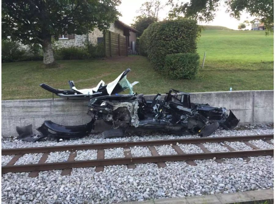 Das Auto wurde nach dem Zusammenprall entlang der Gleise rund 30 Meter lang mitgeschleift.