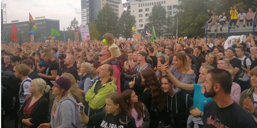 Zehntausende Menschen nehmen am Montag am «Wir sind Mehr»-Konzert in Chemnitz teil.