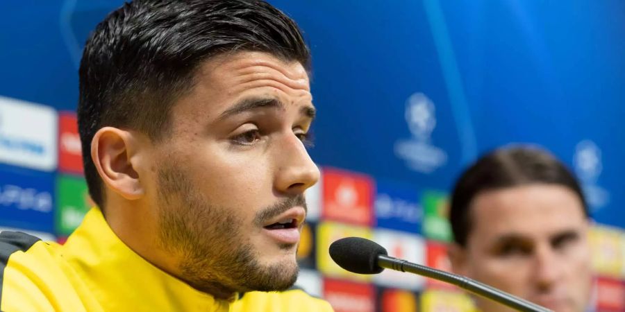 YB-Verteidiger Loris Benito an der Pressekonferenz im Mestalla in Valencia.