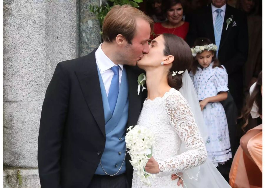 Konstantin von Bayern und seine Frau Deniz kommen nach ihrer Trauung aus der Kirche und küssen sich.