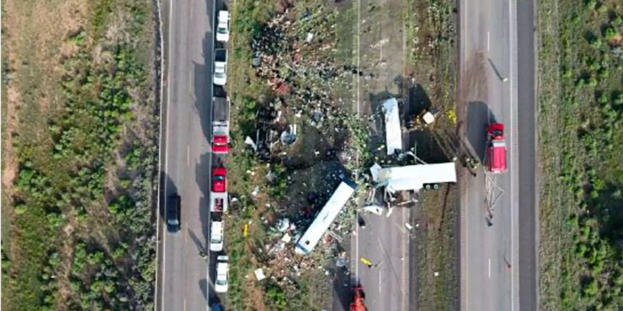 Ein Luftbild zeigt das Ausmass des Verkehrsunfalls.