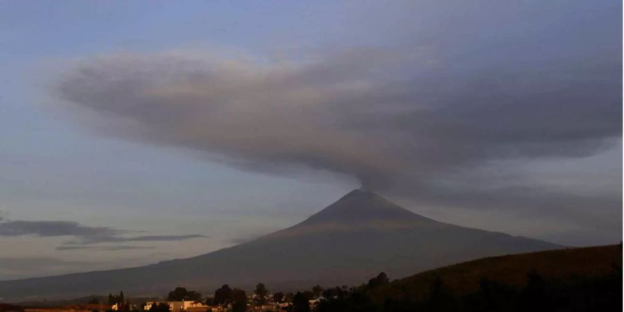 Der mexikanische Vulkan Popocatépetl stösst eine Wolke aus Asche und Dampf aus.