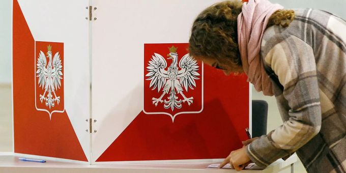 Die Uno-Experten sehen in Polen die Gefahr eines Rückfalls in alte Zeiten. Eine Frau stimmt in Polen ab.
