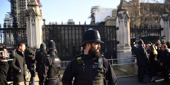 Ein Polizeibeamter am Tor zum britischen Parlament.