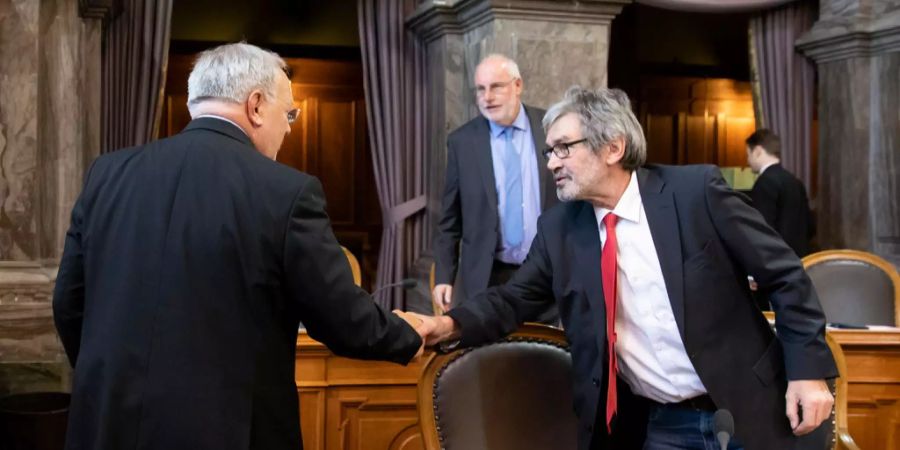 Bundesrat Johann Schneider-Ammann (l) verabschiedet sich von Roberto Zanetti (SP/SO, vorne).